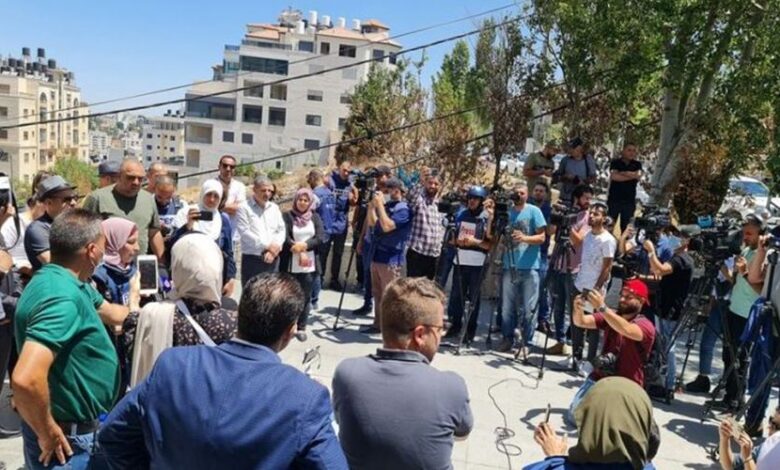 صحفيون فلسطينيون يطالبون بحماية دولية من اعتداءات أمن السلطة